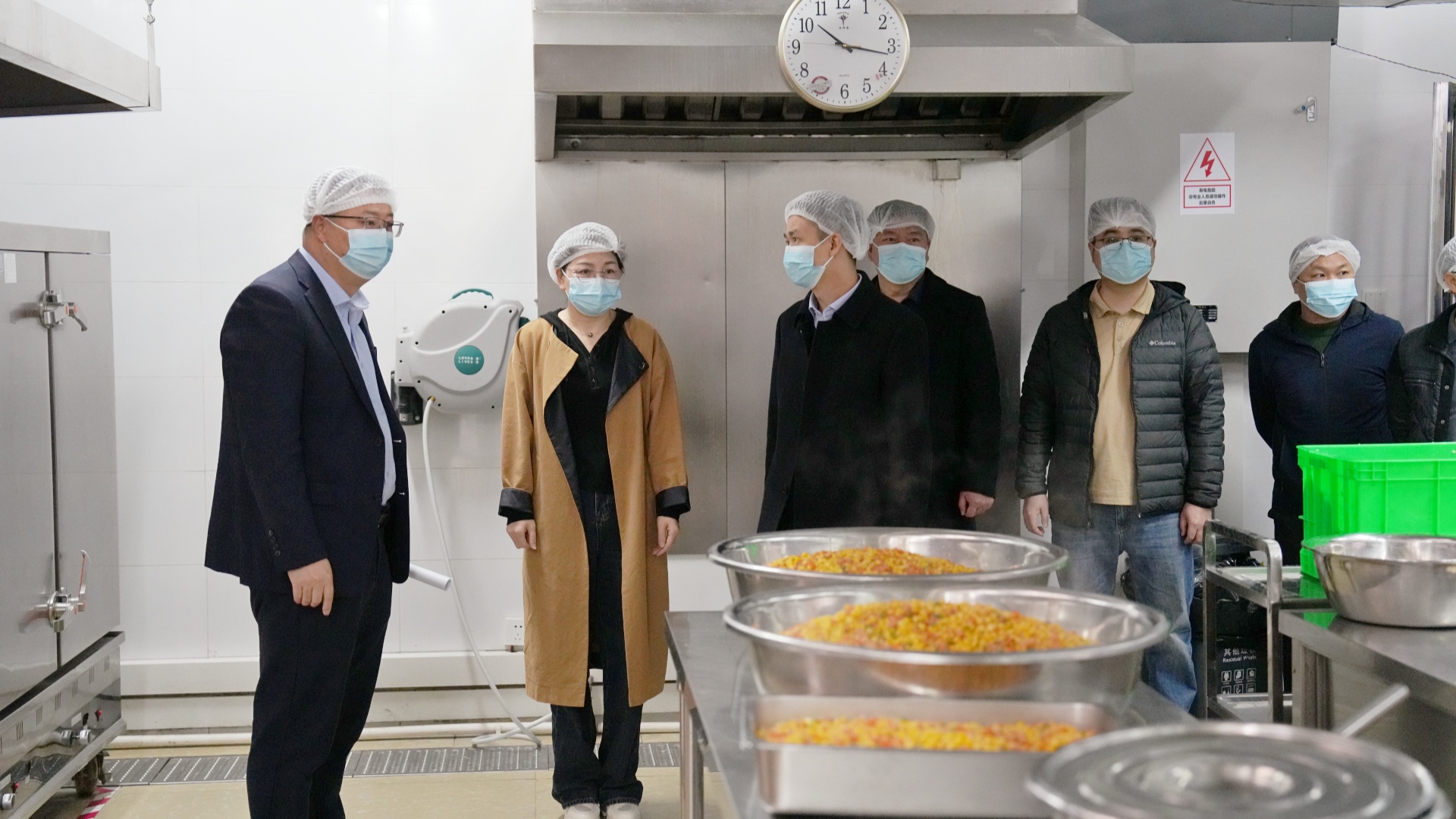 考察組到龍景三小校區(qū)廚房實(shí)地參觀3_副本 考察組到龍景三小校區(qū)廚房實(shí)地參觀3_副本