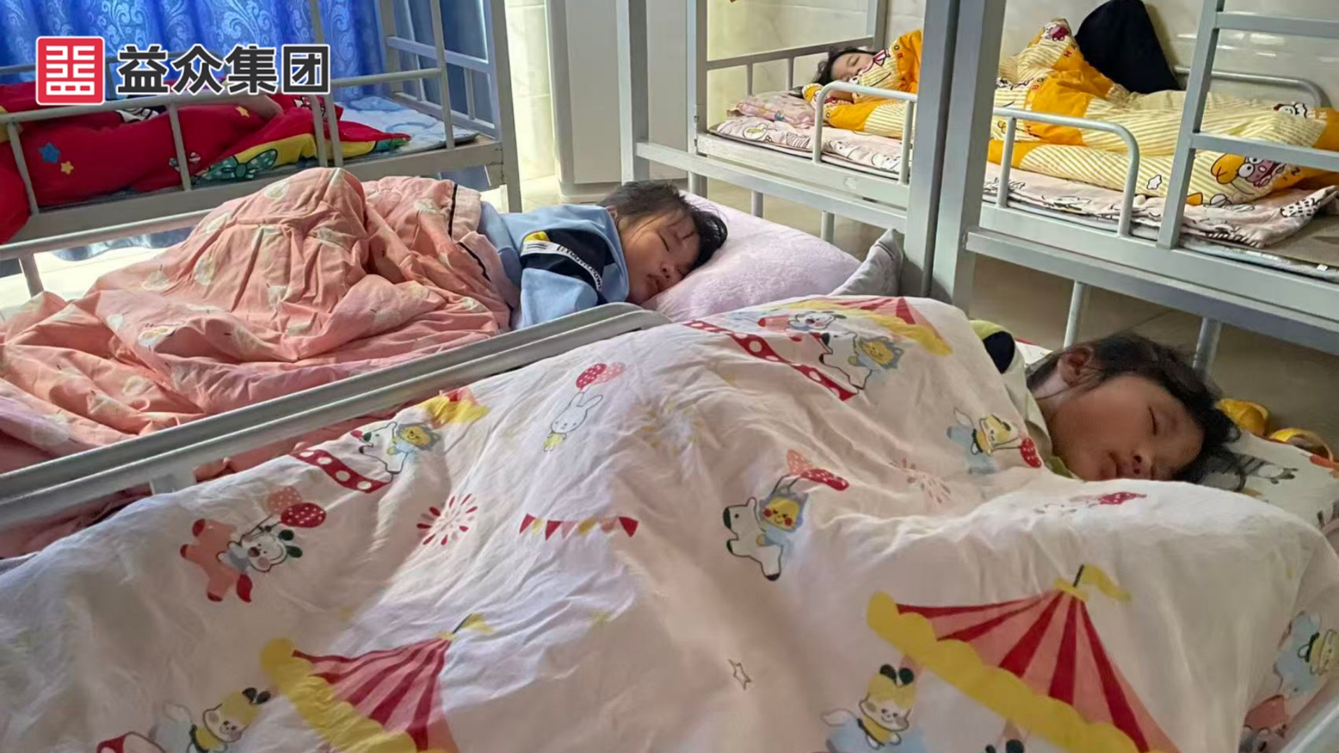 午休秩序井然，學(xué)生安然入睡1_副本
